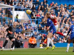 As esperanças do Chelsea pelo título da WSL foram frustradas com uma derrota por 2 a 0 para o Arsenal