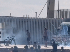 Fogos de artifício são disparados enquanto as pessoas se aglomeram na praia de St Kilda em meio ao calor escaldante em Melbourne no sábado