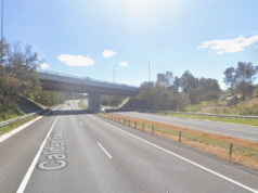 Um pedestre morreu após ser atropelado por um caminhão enquanto caminhava na Calder Freeway em Harcourt, Victoria