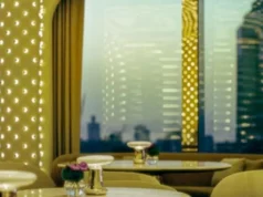 Servindo coquetéis dignos do Instagram no último andar do novo e brilhante arranha-céu de Hong Kong