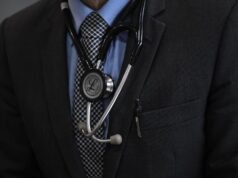 Médico de Sydney barrado após fazer massagens inadequadas e fazer comentários sexuais a pacientes e colegas