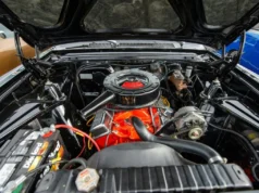 Dirigir um carro com suportes de motor desgastados também causará a deterioração de outras peças.