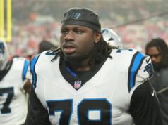 Panthers OL Ikem Ekwonu rompeu o tendão patelar na derrota nos playoffs para o Rams e pode perder a temporada de 2026