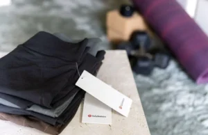 Fundador da Lululemon critica placa por causa do fiasco da legging transparente