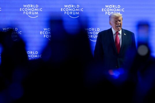 A mídia saudou o discurso de Trump em Davos como “muito poderoso” enquanto o mundo tremia