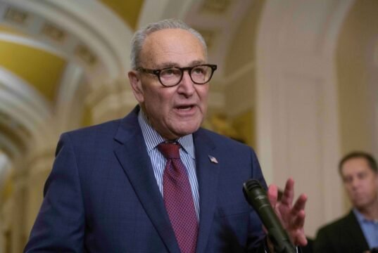 Schumer retira apoio ao projeto de financiamento do DHS – arriscando paralisação parcial – após o último tiroteio fatal contra um manifestante anti-ICE