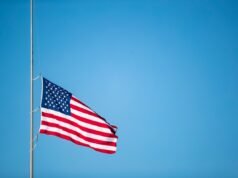 Por que as bandeiras estão hasteadas com meio mastro em dois estados neste fim de semana