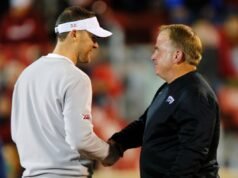 A final do futebol da USC trata do técnico do Hall da Fama: Relatório