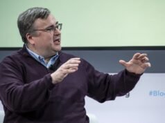 Reid Hoffman exorta os líderes do Vale do Silício a pararem de se ajoelhar diante do presidente Trump