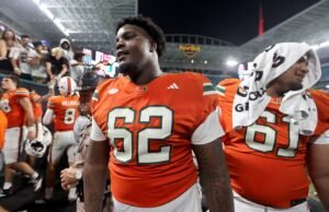 Miami perdeu um atacante ofensivo para um adversário do playoff de futebol universitário