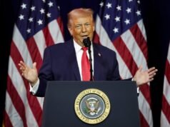 Trump ataca proteções aos direitos civis e diz que os brancos foram tratados “muito mal” como resultado