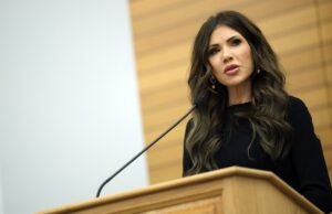 Democratas renovam apelos para impeachment de Christy Noem após novo tiroteio fatal no DHS