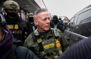 O julgamento de um homem acusado de planejar o assassinato de aluguel do chefe da Patrulha de Fronteira Greg Bovino já começou