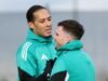 Virgil van Dijk quer que Andy Robertson continue no Liverpool