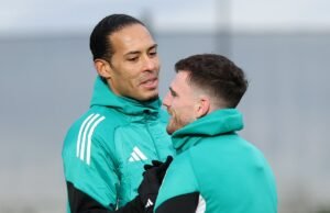 Virgil van Dijk quer que Andy Robertson continue no Liverpool