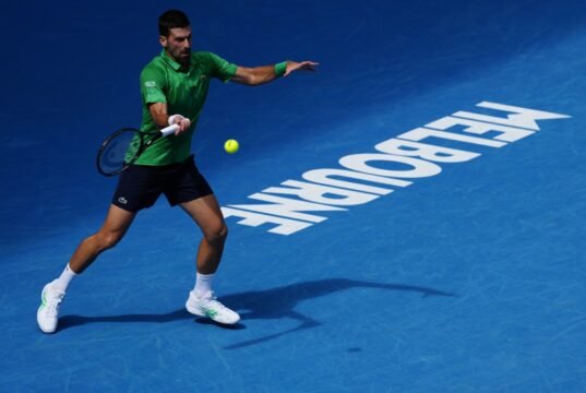 Como assistir Djokovic x Sinner: transmissão ao vivo das semifinais do Aberto da Austrália, canais de TV