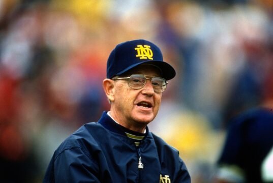 Notícias tristes para o lendário técnico do Notre Dame, Lou Holtz