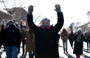 Agitação em Minneapolis depois que enfermeira da UTI foi morta a tiros durante a repressão do ICE