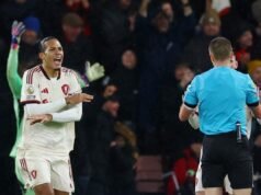 O capitão do Liverpool, Virgil van Dijk, fica furioso ao arbitrar a vitória do Bournemouth no último suspiro