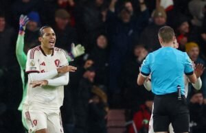 O capitão do Liverpool, Virgil van Dijk, fica furioso ao arbitrar a vitória do Bournemouth no último suspiro