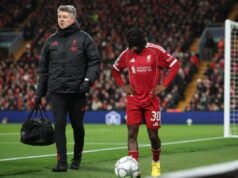 Arne Slott confirma lesão de Jeremy Frimpong para o Liverpool