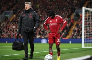 Arne Slott confirma lesão de Jeremy Frimpong para o Liverpool