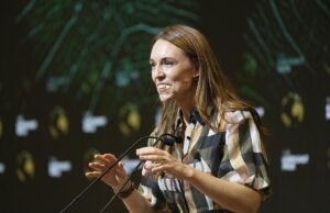 Grande festival de artes em dúvida depois que Jacinda Ardern se junta ao boicote em massa para demitir escritor palestino