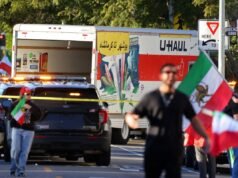 A polícia diz que um U-Haul atingiu uma multidão de manifestantes anti-governo iraniano em Los Angeles