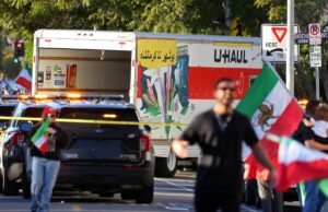 A polícia diz que um U-Haul atingiu uma multidão de manifestantes anti-governo iraniano em Los Angeles