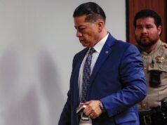 Policial de Uvalde inocentado de descumprir o dever de confrontar atirador que matou 19 crianças em tiroteio em escola