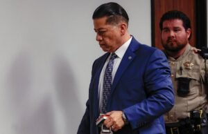 Policial de Uvalde inocentado de descumprir o dever de confrontar atirador que matou 19 crianças em tiroteio em escola