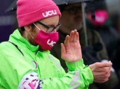 Funcionários de quatro universidades votaram a favor de uma possível greve em uma disputa sobre cortes