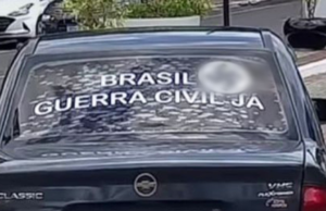 Homem que encomendou adesivo com suástica em seu carro foi colocado em prisão domiciliar com tornozeleira eletrônica em SC