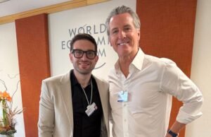 Newsom posou para uma foto com o bilionário Alex Soros nos bastidores de Davos