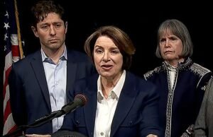 Prefeito de Minneapolis, Klobuchar, exige saída do ICE após outro tiroteio mortal