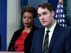 A equipe de Biden, Andrew Bates, e a equipe de Trump, Tim Murtaugh, discutem sobre a morte de crianças