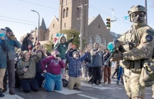 DNI Tulsi Gabbard critica os democratas após protesto na igreja de Minneapolis