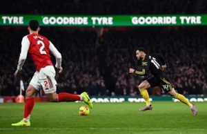 Manchester United supera o líder Arsenal e abre a corrida pelo título