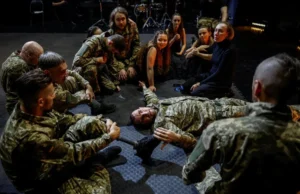 Veterano ucraniano ferido encontra consolo no palco