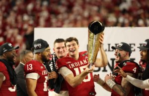 Fernando Mendoza comemora a vitória do campeonato nacional de Indiana… Uma postagem no LinkedIn sobre vendas B2B