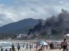 colunas de fumaça encantando os banhistas que lotam as praias turísticas de Florianópolis; vídeo