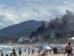 colunas de fumaça encantando os banhistas que lotam as praias turísticas de Florianópolis; vídeo