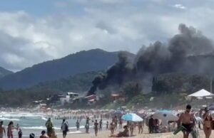 colunas de fumaça encantando os banhistas que lotam as praias turísticas de Florianópolis; vídeo