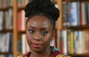 A família da autora Chimamanda Ngozi acusou o hospital de negligência