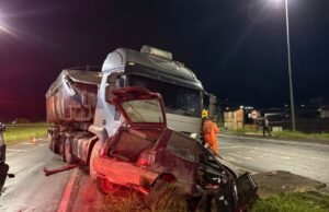 Os ocupantes do veículo escaparam sem ferimentos graves após colisão com a carreta na BR-265