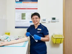 Ela traz cuidados hospitalares para casa e treina outras pessoas para fazerem o mesmo.