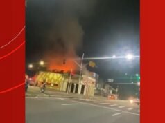Incêndio começou no tradicional Bar Caldera, em Manaus, na madrugada deste domingo