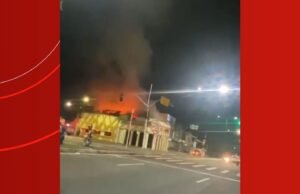 Incêndio começou no tradicional Bar Caldera, em Manaus, na madrugada deste domingo