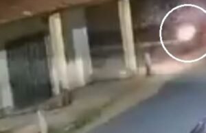 O motociclista perdeu o controle da motocicleta, bateu em um pilar de varanda e morreu na estrada na Grande Fortaleza; Assista ao vídeo