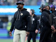 Os Vikings chegaram a uma extensão de contrato com o DC Brian Flores, que permanecerá em Minnesota se não conseguir o cargo de treinador principal.